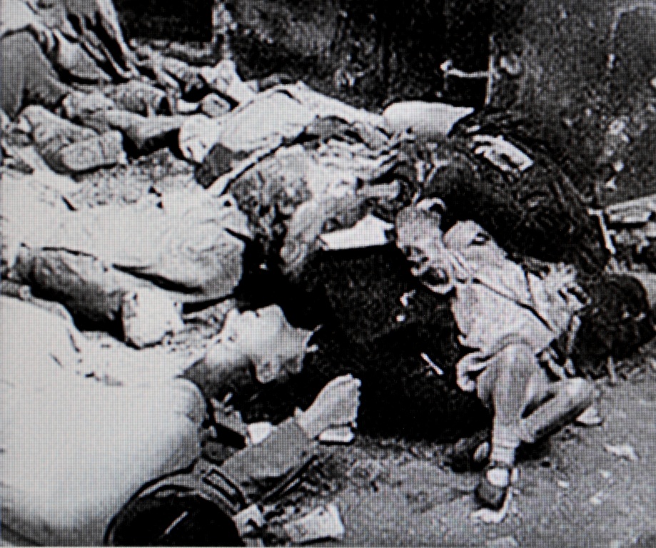 Zavraždění polských civilistů vojáky Waffen-SS (SS-Sturmbrigade Dirlewanger) ve varšavském povstání, srpen 1944.